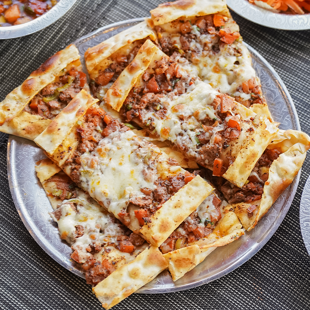 Kuşbaşılı Kaşarlı Pide